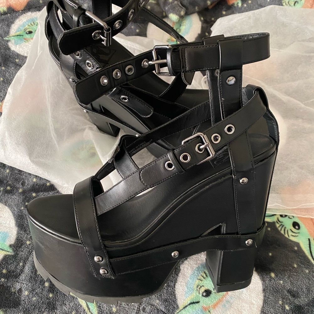 YRU Nightcall Platforms